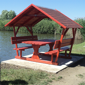 Zsindelytetős kerti pad