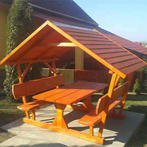 Rusztikus zsindelytetős kerti pad